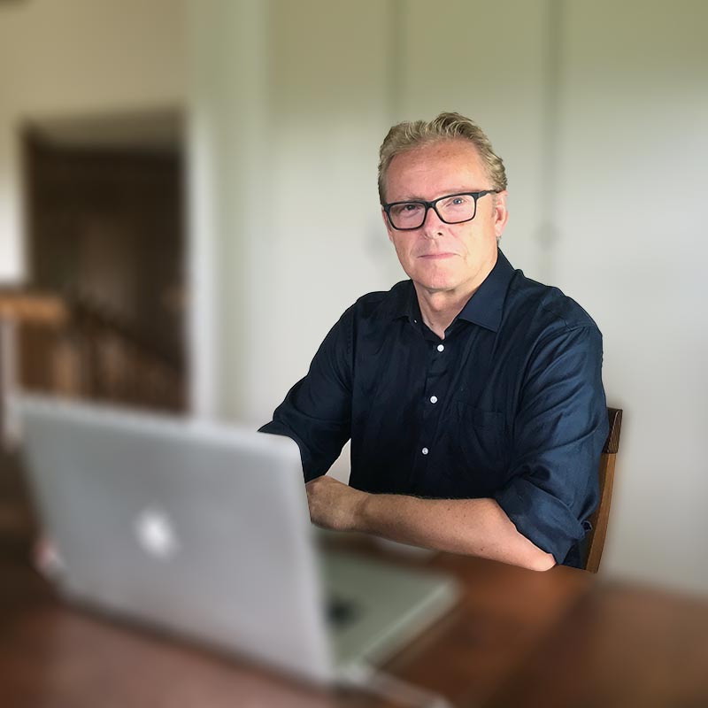 Peter hartmann arbejder ved computeren